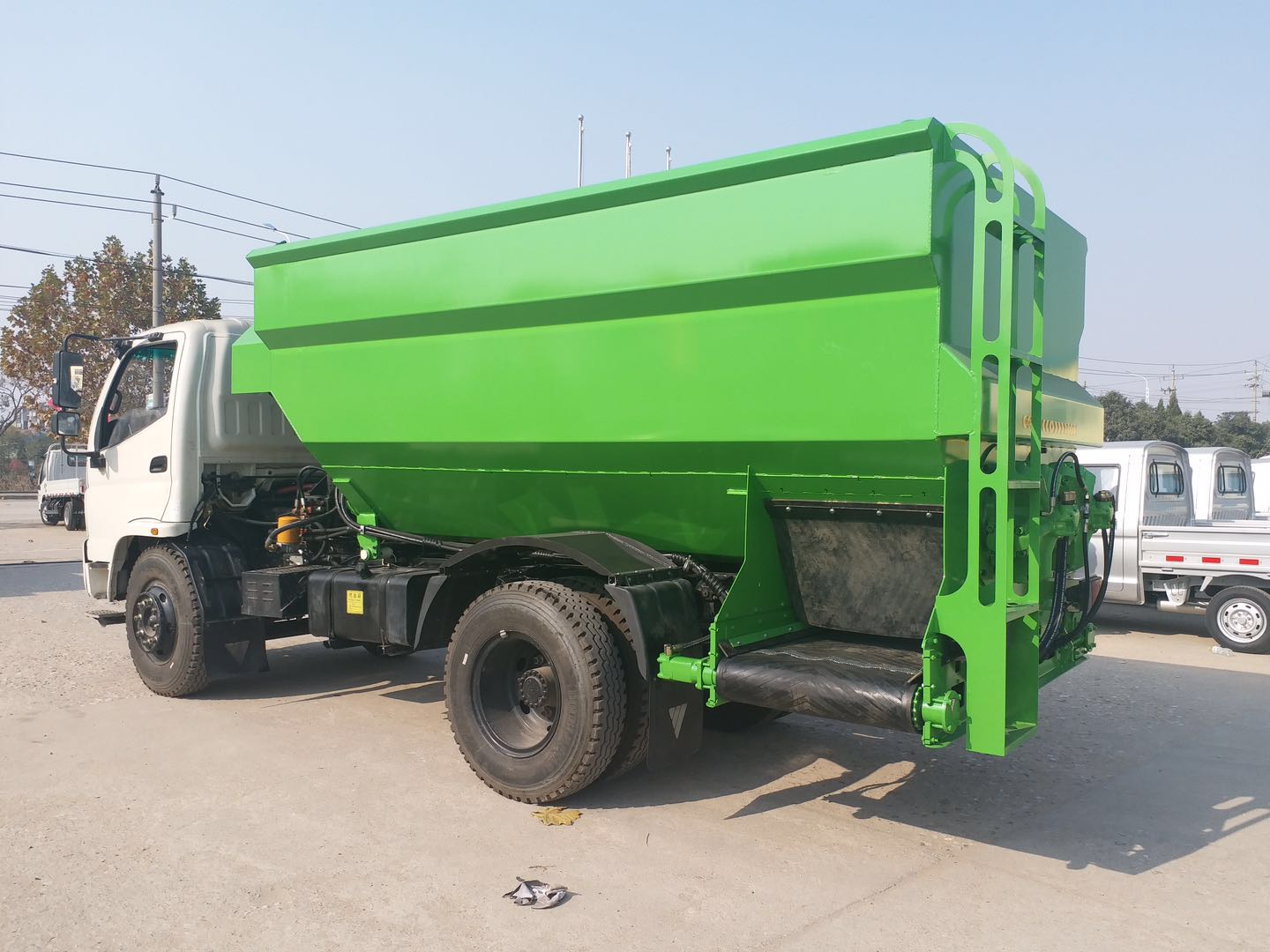 河南某公司購買雙側(cè)撒料車 河南某公司購買雙側(cè)撒料車