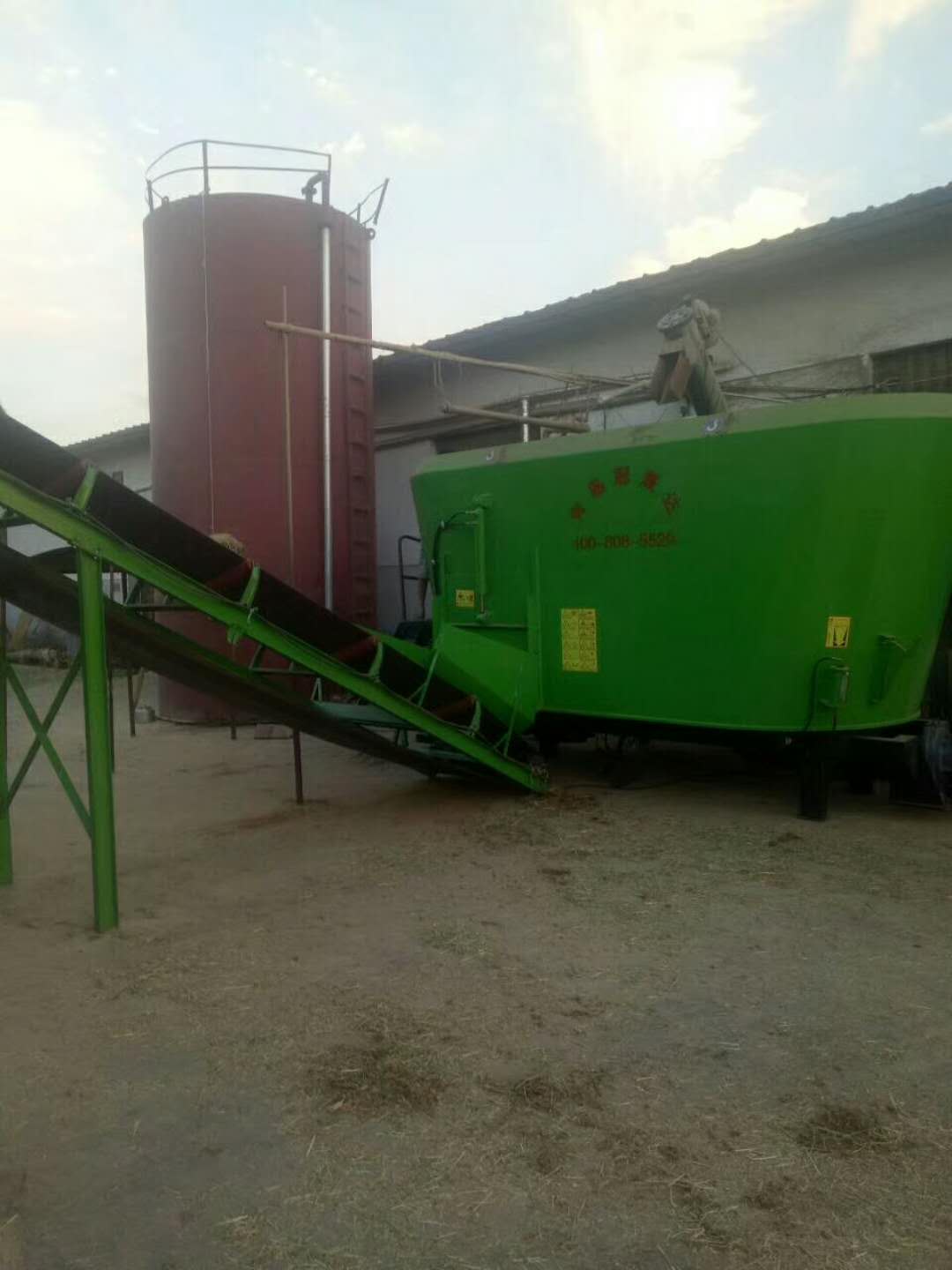 河南某公司購買固定式TMR攪拌機 河南某公司購買固定式TMR攪拌機