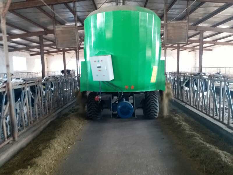 河南某公司購(gòu)買(mǎi)牽引式TMR攪拌機(jī) 河南某公司購(gòu)買(mǎi)牽引式TMR攪拌機(jī)