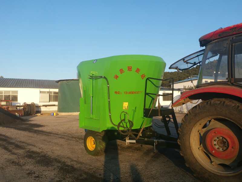 河南某公司購(gòu)買(mǎi)牽引式TMR攪拌機(jī) 河南某公司購(gòu)買(mǎi)牽引式TMR攪拌機(jī)