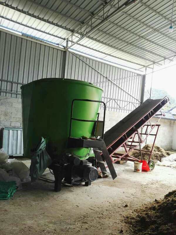 內(nèi)蒙古某公司購(gòu)買牽引式TMR攪拌機(jī) 內(nèi)蒙古某公司購(gòu)買牽引式TMR攪拌機(jī)