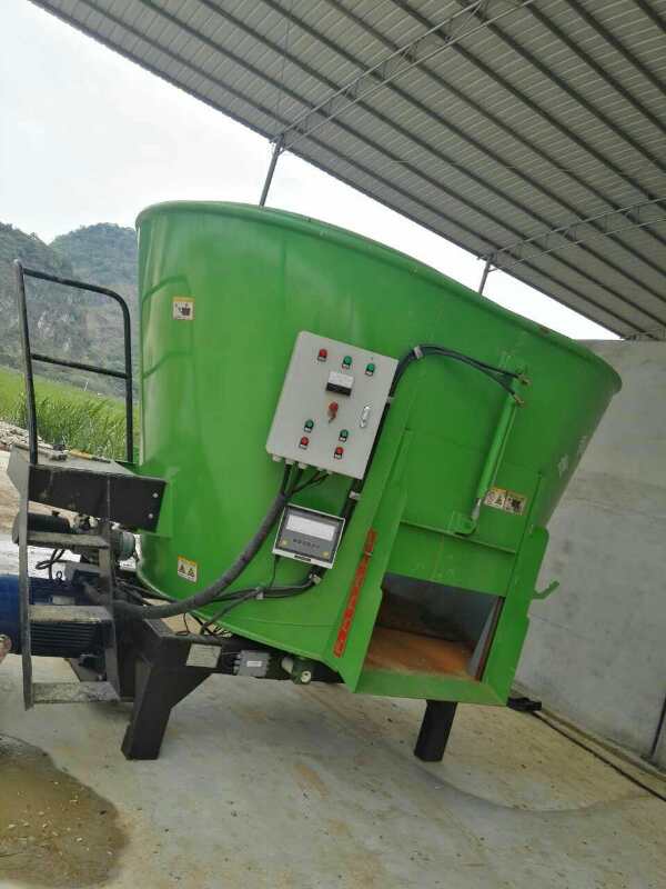 內(nèi)蒙古某公司購(gòu)買固定式TMR攪拌機(jī) 內(nèi)蒙古某公司購(gòu)買固定式TMR攪拌機(jī)